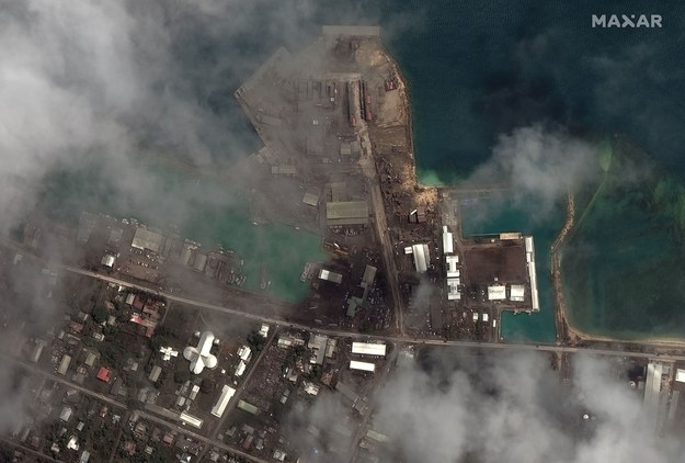Port w Nukuʻalofa, stolicy Tonga, położonej na wybrzeżu wyspy Tongatapu /MAXAR TECHNOLOGIES HANDOUT /PAP/EPA