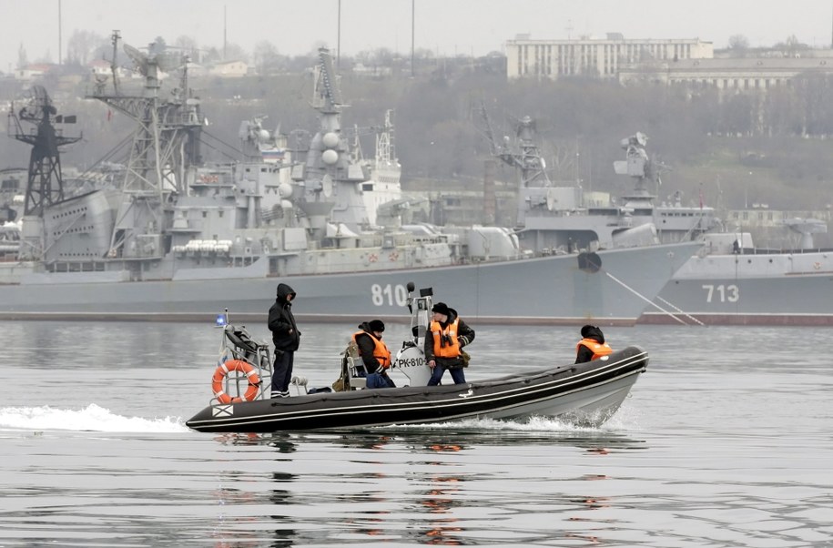 Port w Sewastopolu: Rosyjscy żołnierze na łodzi patrolowej, w tle okręty bojowe Floty Czarnomorskiej /MAXIM SHIPENKO /PAP/EPA