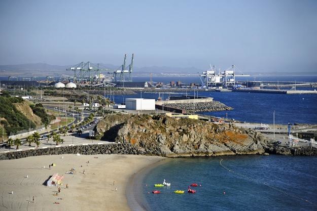 Port w Sines jest oknem na świat regionu Alentejo. Teraz ruszy eksport rud cynku i miedzi /AFP