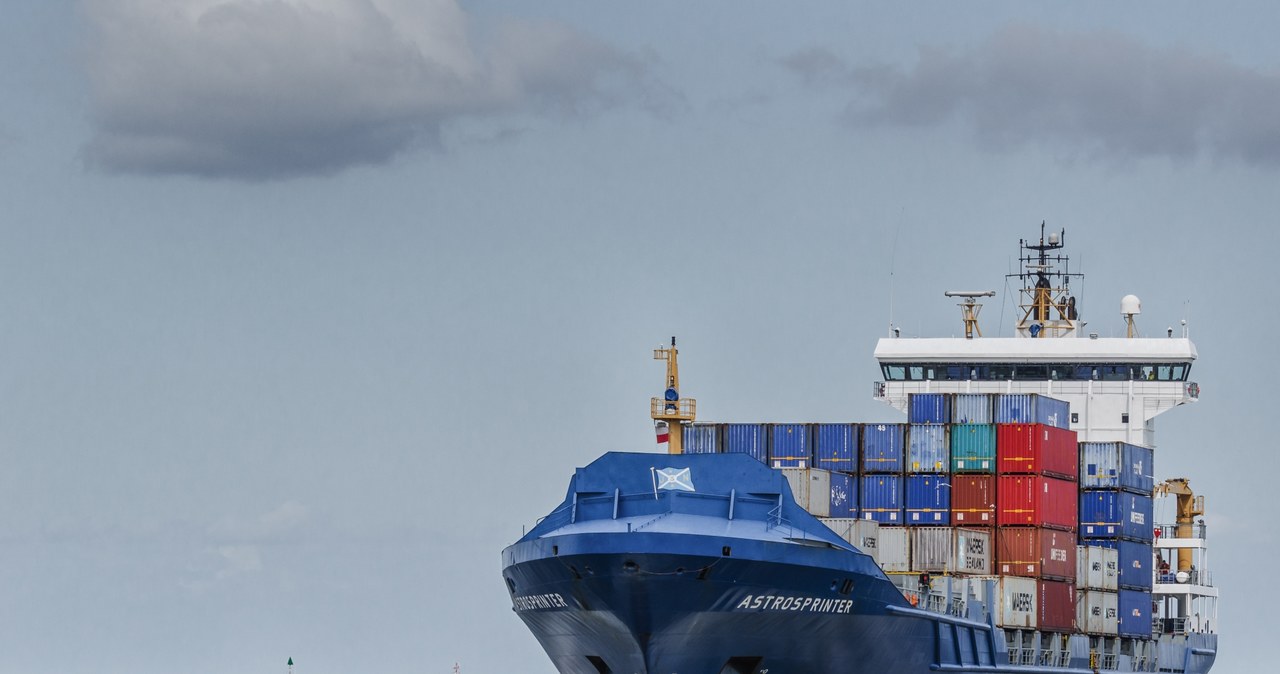 Port w Świnoujściu docelowo ma obsługiwać największe kontenerowce jakie mogą wchodzić na Bałtyk /123RF/PICSEL