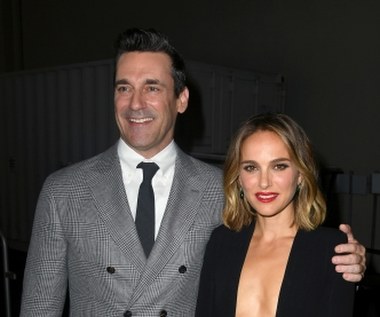 Portman partneruje na ekranie znany z serialu "Mad Men" Jon Hamm, który wcielił się w astronautę, nawiązującego romans z bohaterką Portman.W filmie wystąpili także: Zazie Beetz (serial "Atlanta"), Dan Stevens (serial "Downton Abbey") oraz legenda amerykańskiego kina Ellen Burstyn.