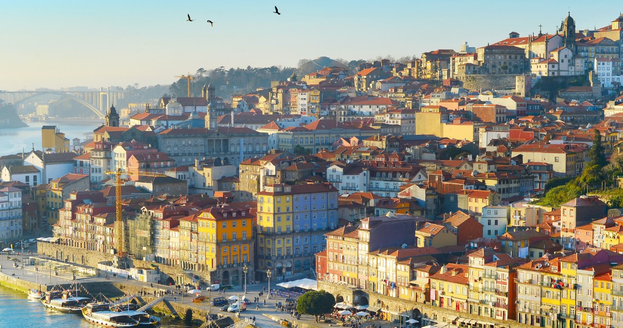 Porto to urokliwe portugalskie miasto, które zdecydowanie warto odwiedzić. /123RF/PICSEL