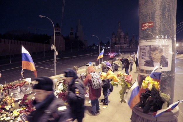 Portret Borysa Niemcowa i kwiaty w miejscu zabójstwa opozycjonisty /MAXIM SHIPENKOV    /PAP/EPA