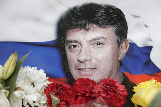 Portret Borysa Niemcowa w pobliżu miejsca, gdzie zginął /EPA/MAXIM SHIPENKOV /PAP/EPA