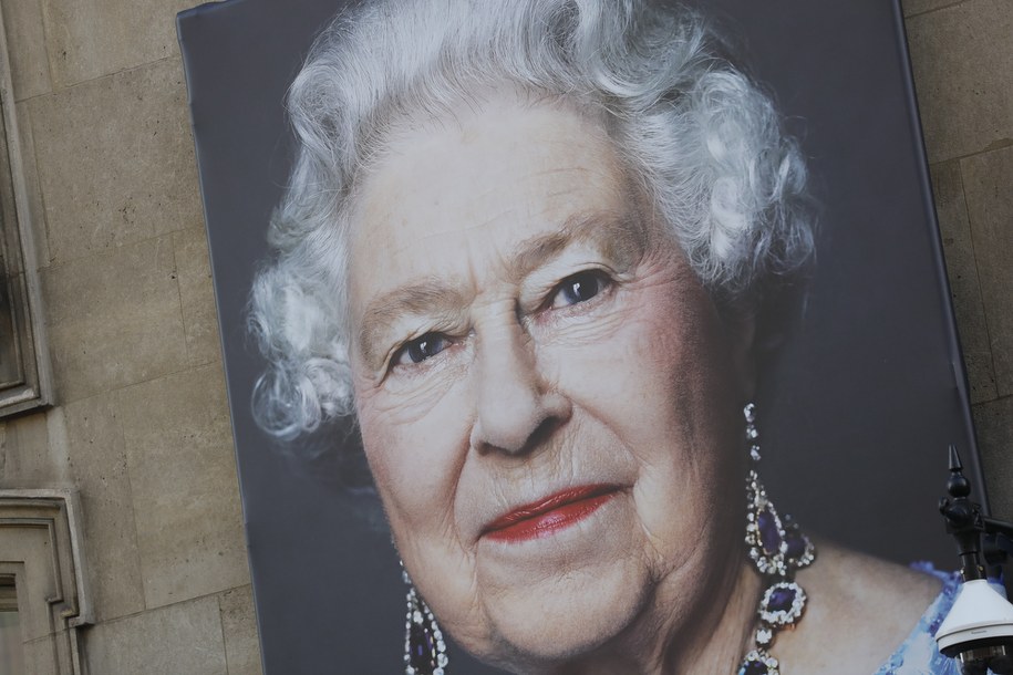 Portret Elżbiety II na brytyjskiej ambasadzie w Paryżu. /Teresa Suarez /PAP/EPA