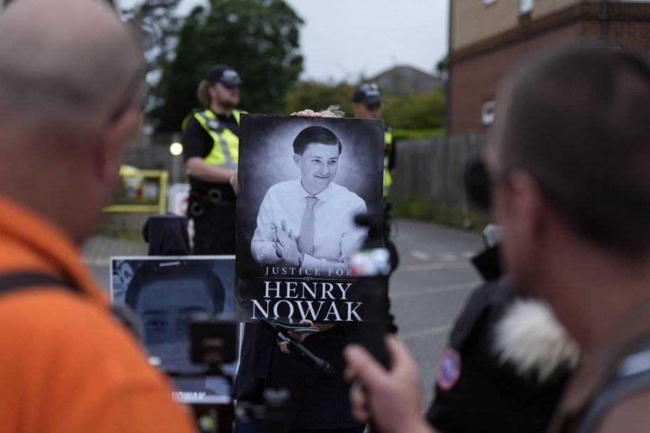 Portret Henry'ego Nowaka na jednym z protestów po jego śmierci /Andrew Matthews /PAP/PA