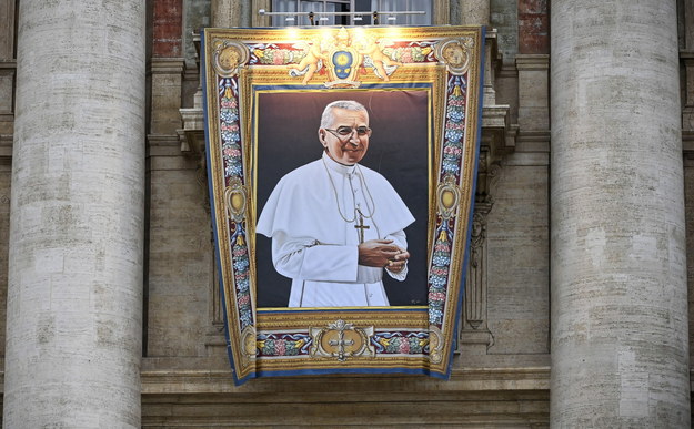 Portret Jana Pawła I podczas mszy beatyfikacyjnej w Watykanie /RICCARDO ANTIMIANI /PAP/EPA