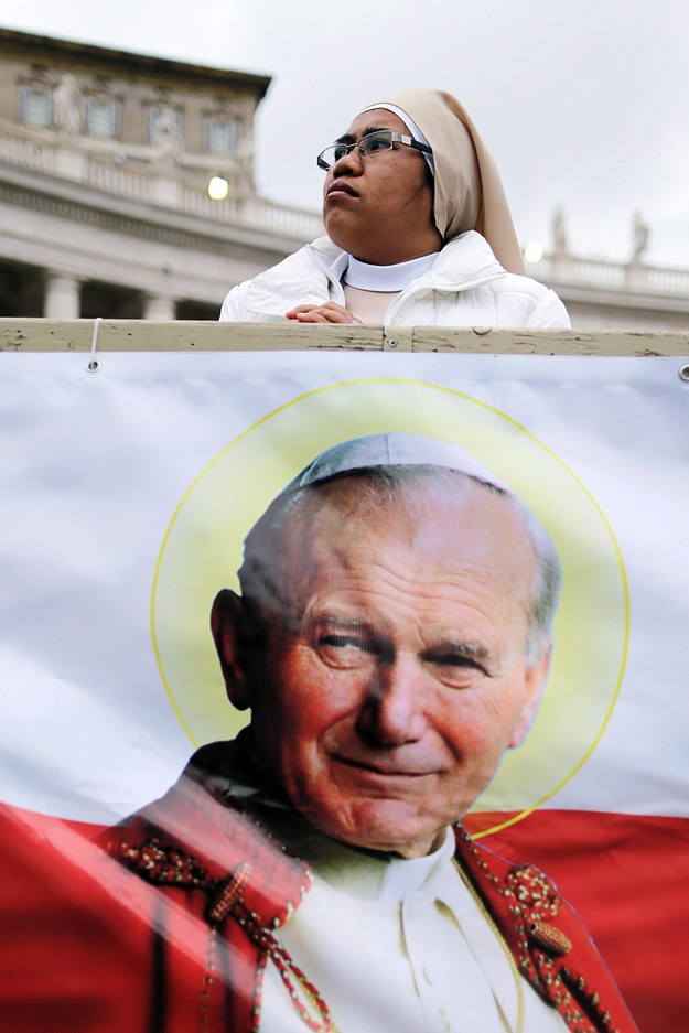 Portret Jana Pawła II na Placu Św. Piotra /RICCARDO ANTIMIANI /PAP/EPA