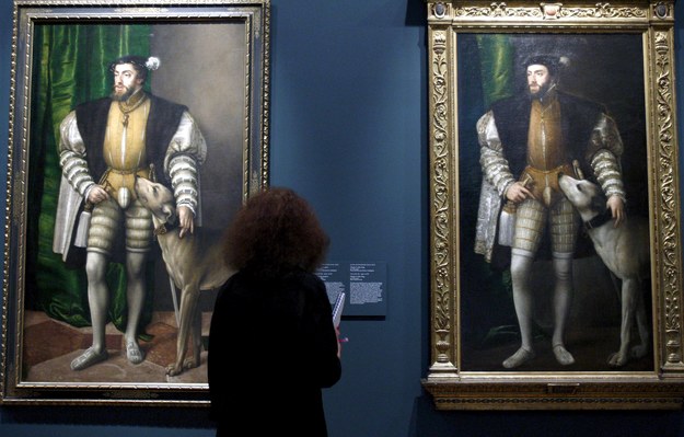 Portret Karola V w Muzeum w Madrycie. Po lewej stronie oryginalna wersja autorstwa Jakoba Seiseneggera, a po prawej kopia Tycjana. /KOTE RODRIGO /PAP/EPA