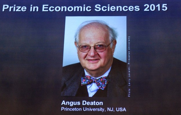 Portret prof. Angusa Deatona wyświetlany na telebimie w czasie ogłaszania ekonomicznego Nobla //MAJA SUSLIN /PAP/EPA