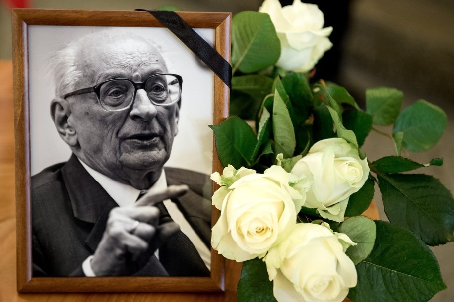 Portret prof. Władysława Bartoszewskiego obok księgi kondolencyjnej wyłożonej w budynku Starego Ratusza we Wrocławiu /Maciej Kulczyński /PAP