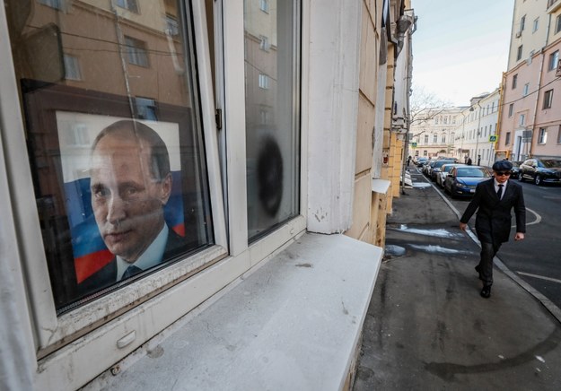 Portret Władimira Putina na jednej z ulic w Moskwie. /YURI KOCHETKOV /PAP/EPA