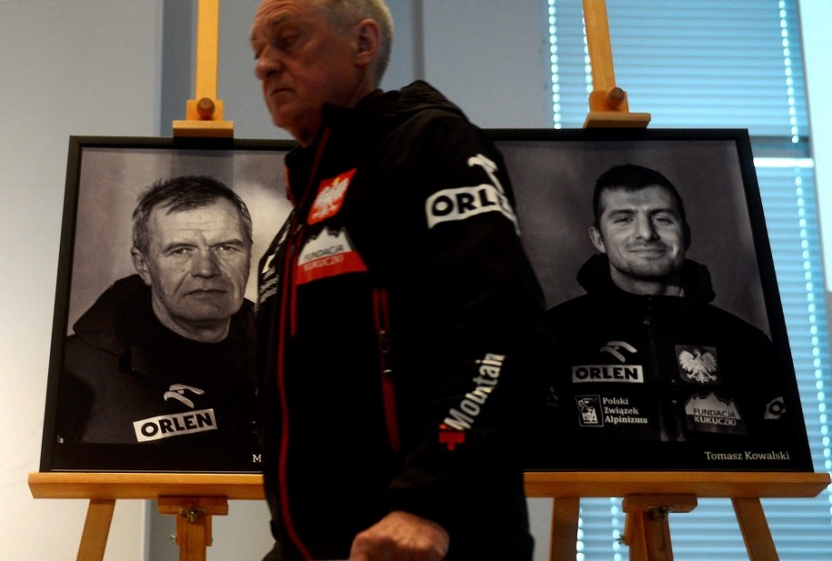 Portrety Macieja Berbeki i Tomasza Kowalskiego, którzy zginęli podczas wyprawy /PAP/Bartłomiej Zborowski /PAP