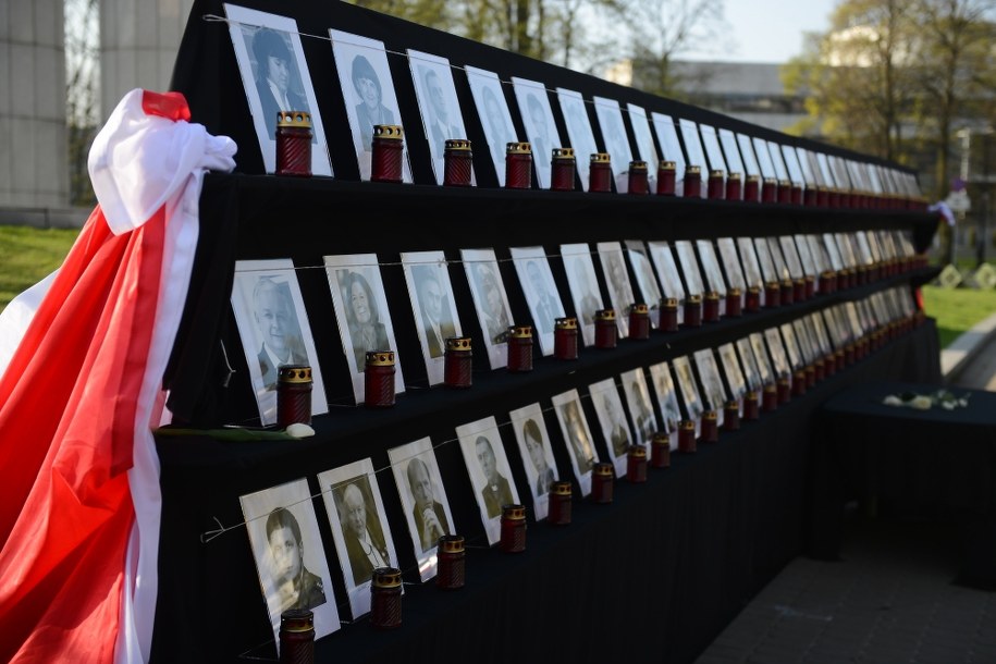 Portrety ofiar katastrofy smoleńskiej /Jakub Kaminski /PAP