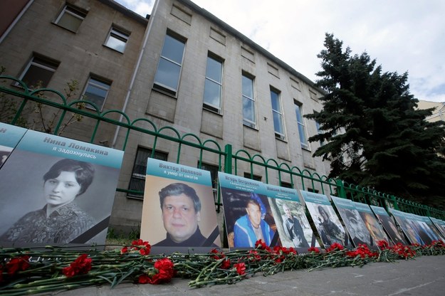 Portrety ofiar masakry w Odessie wystawione przed ambasadą Ukrainy w Moskwie /SERGEI CHIRIKOV /PAP/EPA