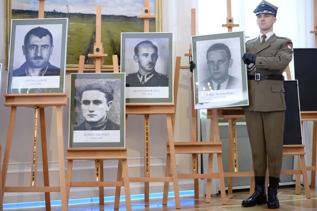Portrety zidentyfikowanych ofiar zaprezentowane podczas uroczystości upamiętnienia żołnierzy podziemia antykomunistycznego /Jacek Turczyk /PAP
