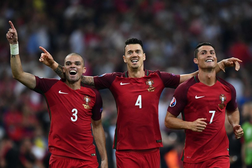 Portugalczycy świętują awans do półfinału Euro 2016 /AFP
