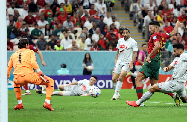 Portugalczyk Goncalo Ramos strzelający swoją drugą bramkę w meczu ze Szwajcarią /Abedin Taherkenareh   /PAP/EPA
