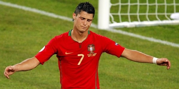 Portugalia odpadła już z Euro. Czy pocieszeniem dla Ronaldo będzie transfer do Realu? /AFP