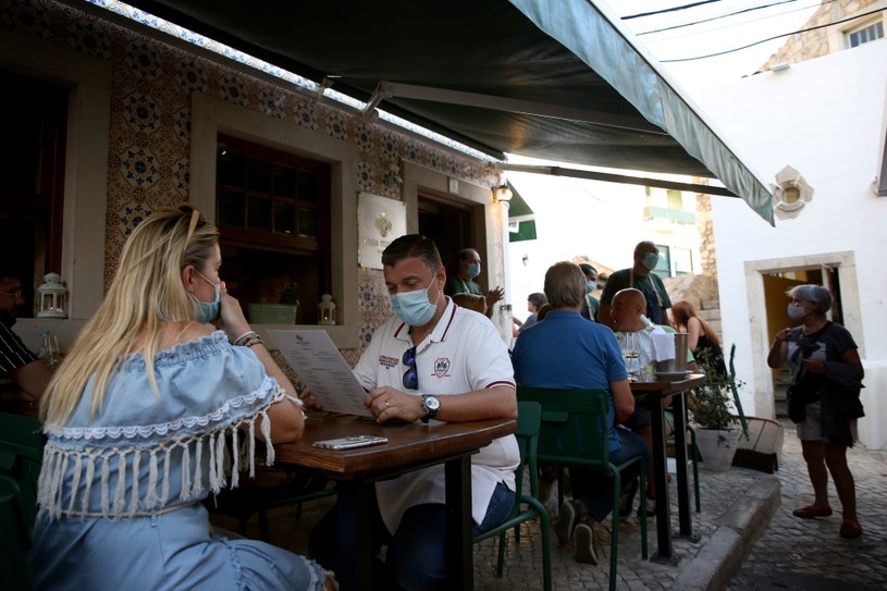 Portugalia znosi godzinę policyjną, wydłuża pracę barów i sklepów / NurPhoto / Contributor /Getty Images
