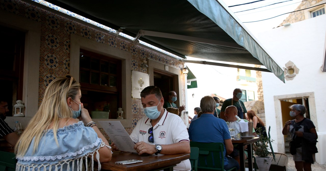 Portugalia znosi godzinę policyjną, wydłuża pracę barów i sklepów / NurPhoto / Contributor /Getty Images