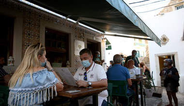 Portugalia znosi godzinę policyjną, wydłuża pracę barów i sklepów
