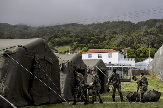 Portugalscy żołnierze wysłani na Sao Jorge, by pomóc mieszkańcom /TIAGO PETINGA /PAP/EPA