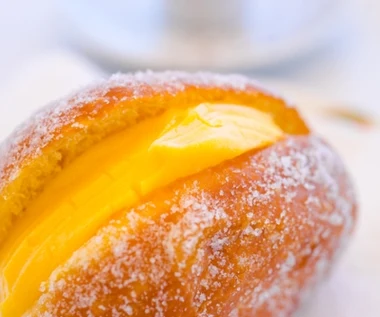 Portugalski pączek wypełniony kremem po brzegi. Rozpływa się w ustach jak puch 