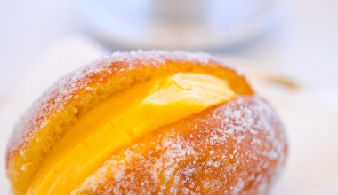 Portugalski pączek wypełniony kremem po brzegi. Rozpływa się w ustach jak puch 