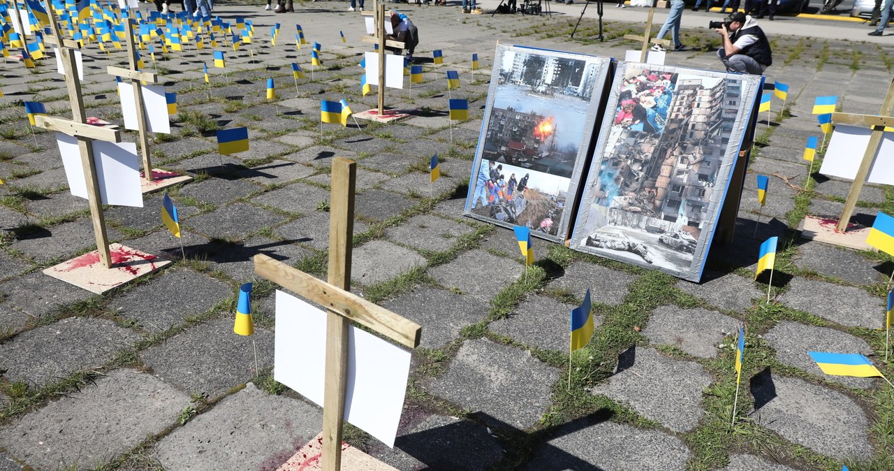 Poruszająca instalacja przed cmentarzem żołnierzy radzieckich w Warszawie