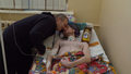 Poruszająca więź. Ojciec opiekuje się rannym ukraińskim żołnierzem