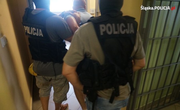 Porwali 48-latka dla okupu. Założyli mu kajdanki, torbę na głowę i wywieźli