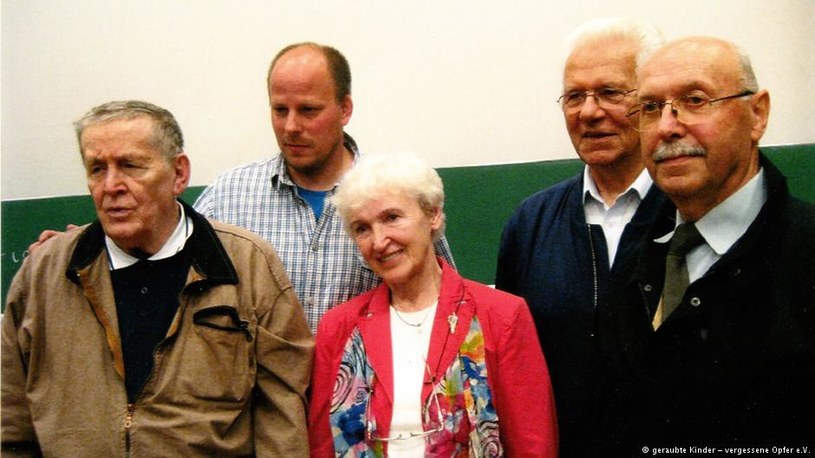 Porwane dzieci na otwarciu wystawy - od lewej: Hermann Lüdeking, Christoph Schwarz, Barbara Paciorkiewicz, Janez Žmavc i Janez Štiglic /Deutsche Welle