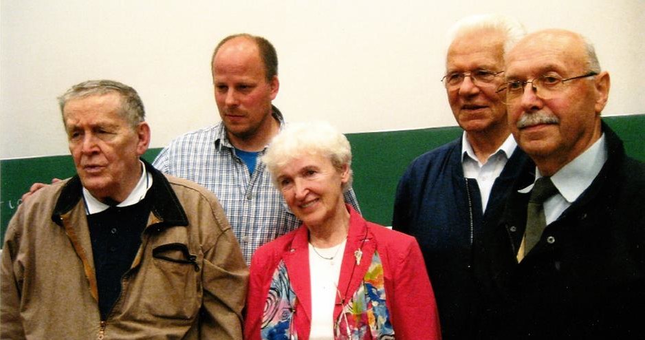 Porwane dzieci na otwarciu wystawy - od lewej: Hermann Lüdeking, Christoph Schwarz, Barbara Paciorkiewicz, Janez Žmavc i Janez Štiglic /Deutsche Welle