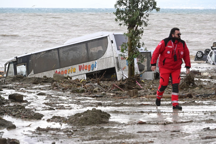 Porwany przez lawinę błotną autobus w rejonie wybrzeża /CIRO FUSCO /PAP/EPA