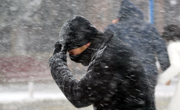 Porywisty wiatr, deszcz i śnieg. Burzliwa aura tuż przed świętami