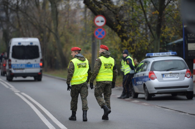 Porządku na drogach pilnowała nie tylko policja, ale i żandarmeria wojskowa /Jacek Turczyk /PAP