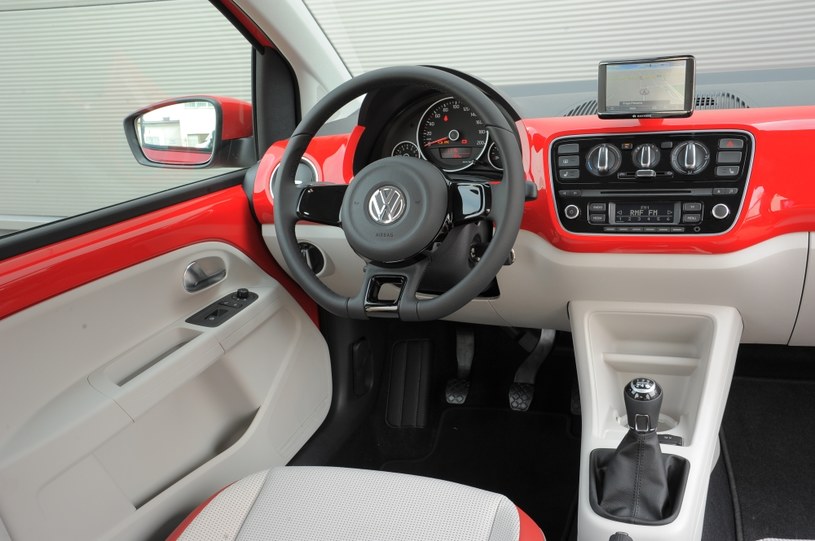 Porządne materiały i spasowanie. Obsługa VW jest łatwa, ale brakuje np. przycisków na kierownicy, nawiewów pośrodku czy też regulacji podświetlenia zegarów. Świetna nawigacja satelitarna. /Motor