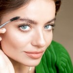 Porzuć laminację. Wcieraj ten sok w brwi, a będą gęste jak żywopłot