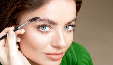 Porzuć laminację. Wcieraj ten sok w brwi, a będą gęste jak żywopłot