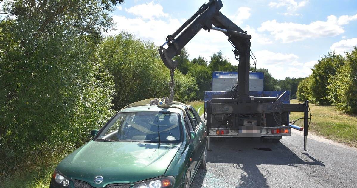 Porzucona Almera dosłownie za moment trafiłaby na samochód cieżarowy /Policja