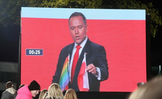 "Porzucona flaga" na prezydenckiej debacie. "Polski się nie zostawia"