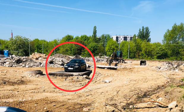 Porzucone bmw na ostatnim skrawku asfaltu. Wokół budowa