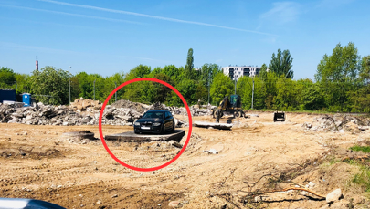 Porzucone bmw na ostatnim skrawku asfaltu. Wokół budowa