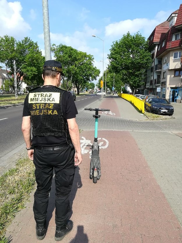 Porzucone i stwarzające zagrożenie hulajnogi trafiają na parking straży miejskiej. /Straż Miejska Szczecin /