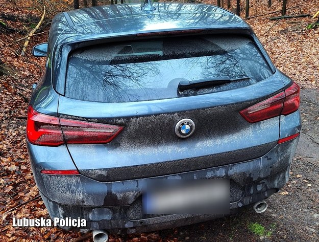 Porzucone w lesie bmw /foto. Policja Lubuska /