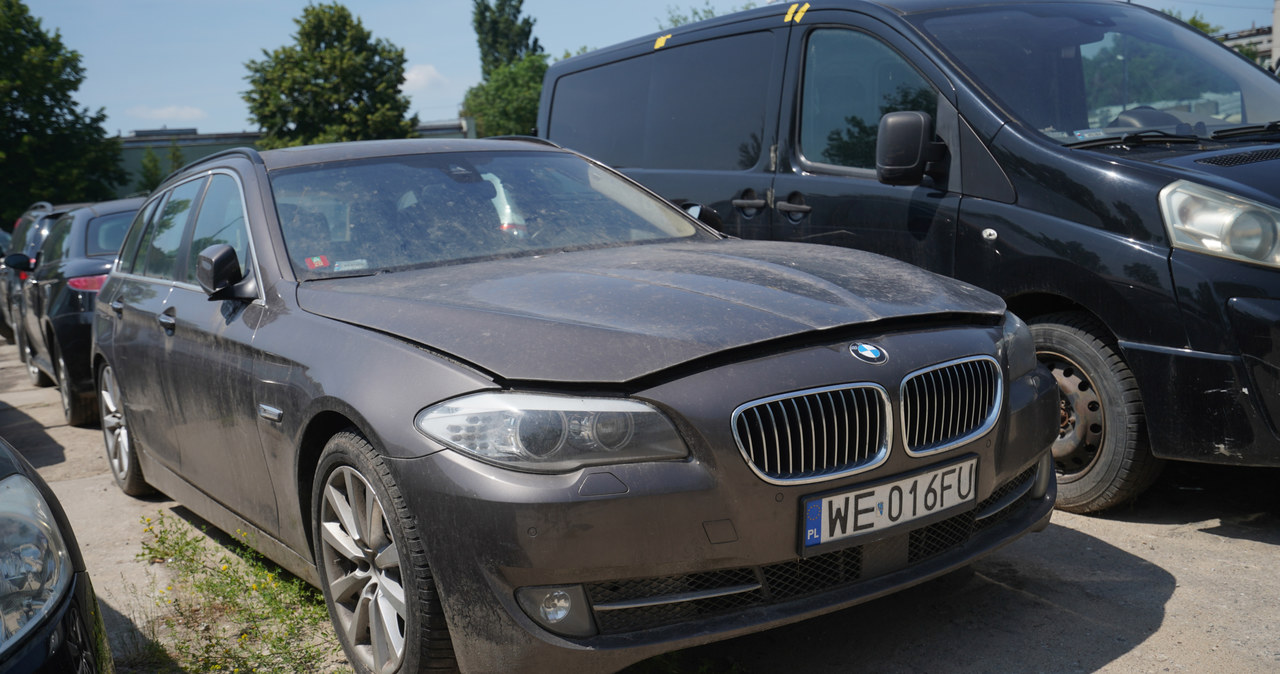 Porzucone w Warszawie BMW 530d sprzedano za prawie 40 tys. zł /