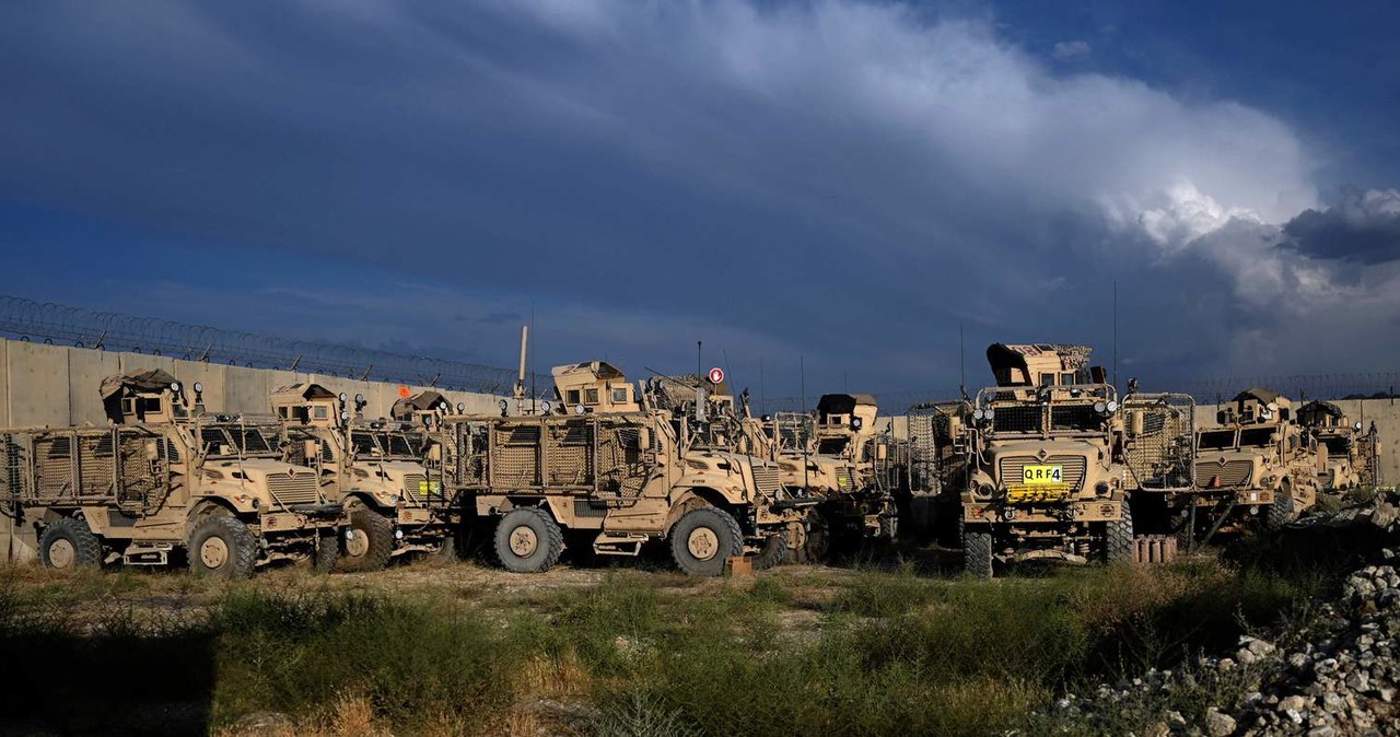 Porzucony amerykański sprzęt, głównie wozy MRAP, w bazie Bagram /Getty Images