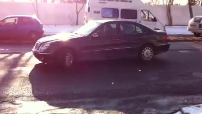 Porzucony na ulicy Warszawy mercedes został wylicytowany