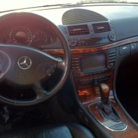 Porzucony na ulicy Warszawy mercedes został wylicytowany